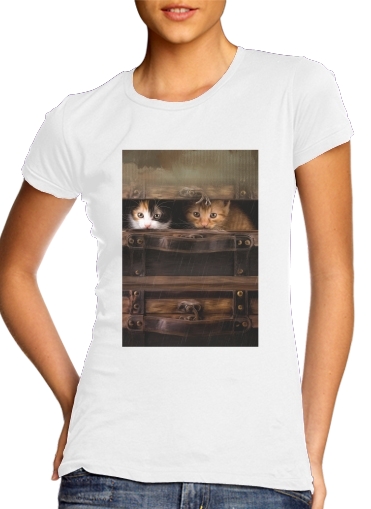  Little cute kitten in an old wooden case para T-shirt branco das mulheres